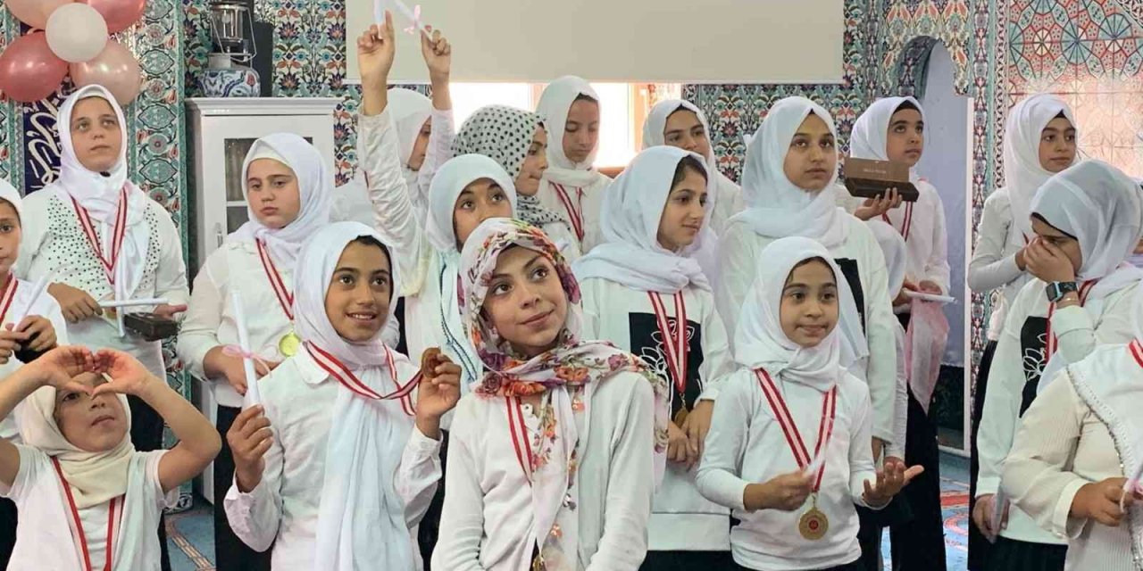 Yaz Kuran Kursunu Başarıyla Bitiren Öğrencilere Madalya