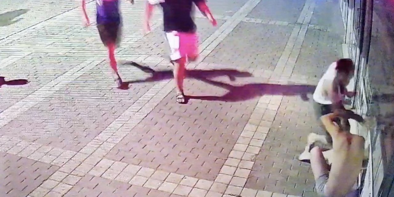 Üzerinde Sadece İç Çamaşırıyla İşyerinin Kapısına İhtiyaç Giderirken "hırsız" Zannedilip Darp Edildi