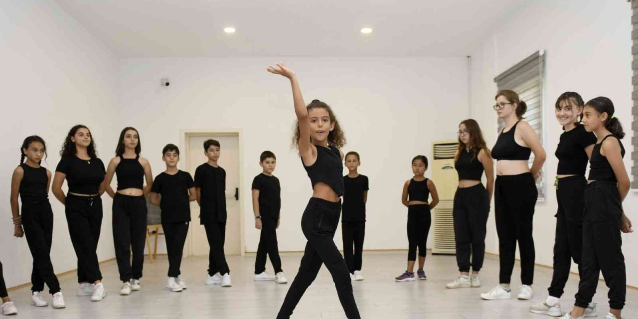 Muratpaşa’da Salon Dansları Topluluğu