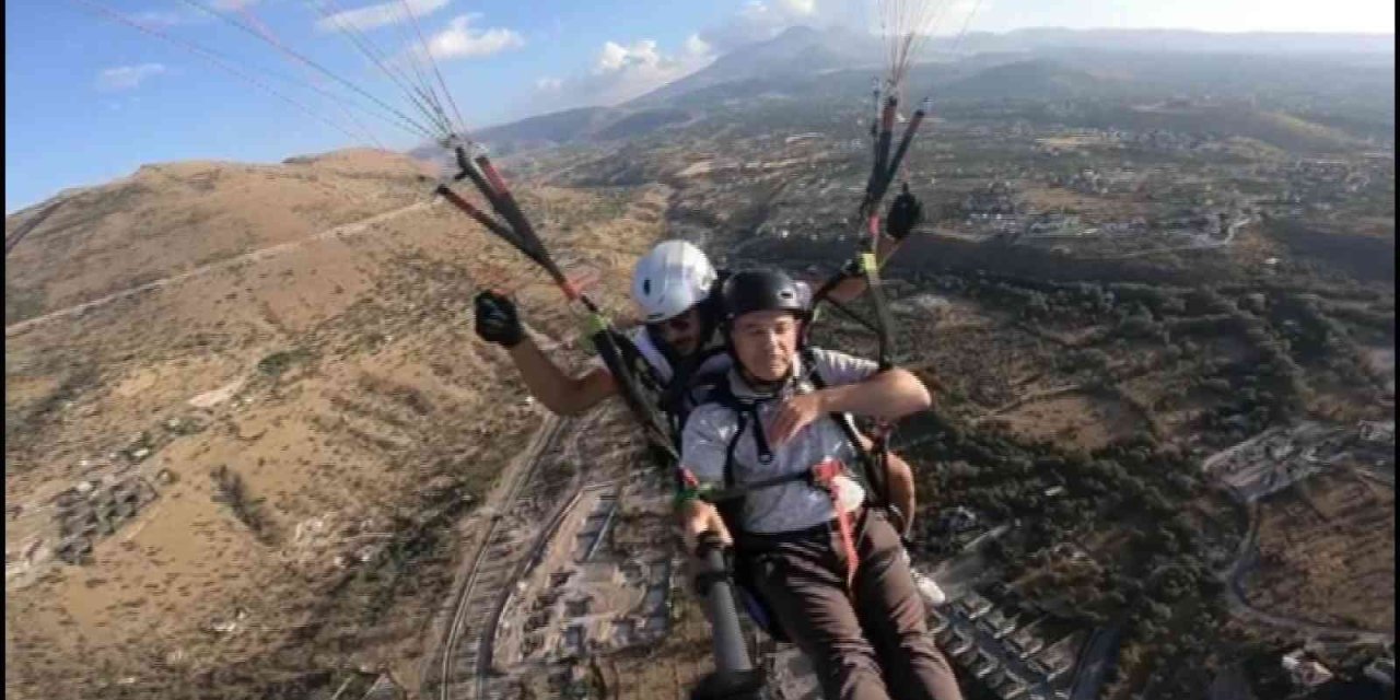 Kayso Meclis Başkanı Özkaya; Yamaç Paraşütü İle Uçtu