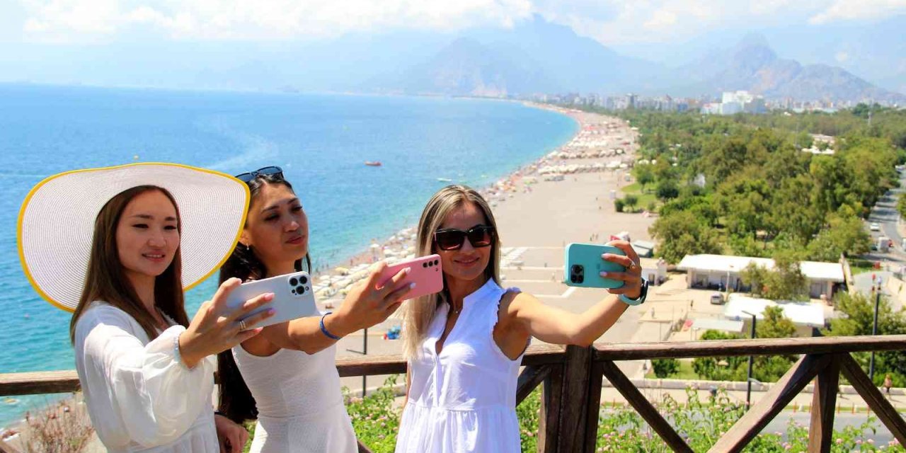 Antalya’nın Dünyaca Ünlü Sahilinde Hafta Sonu Yoğunluğu