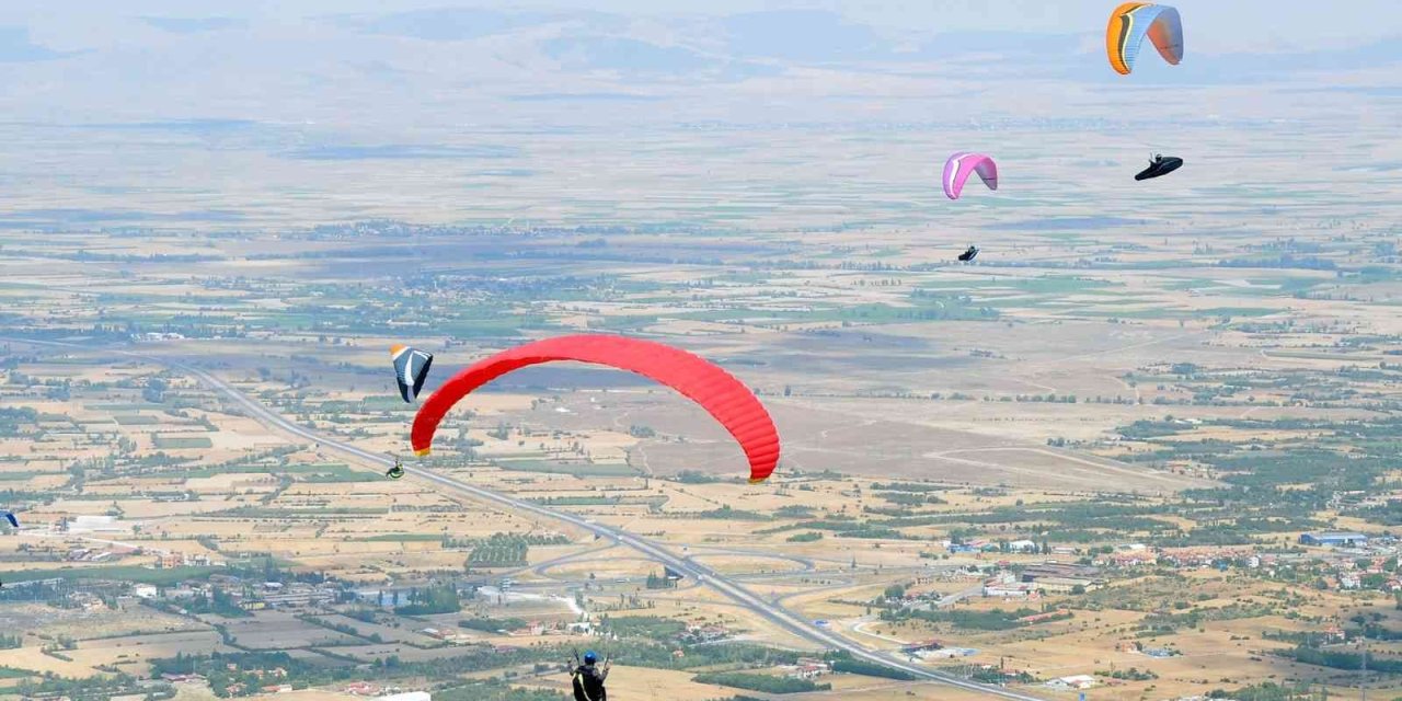 9. Akşehir Xc Open Türkiye Yamaç Paraşütü Mesafe Şampiyonası Ve Eğitim Yarışması Başladı