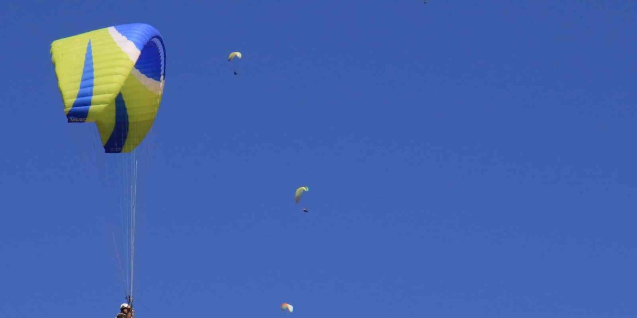 Gökyüzü Paraşütçülerle Doldu, Zafer Bayramı Havada Bayraklar Açılarak Kutlandı