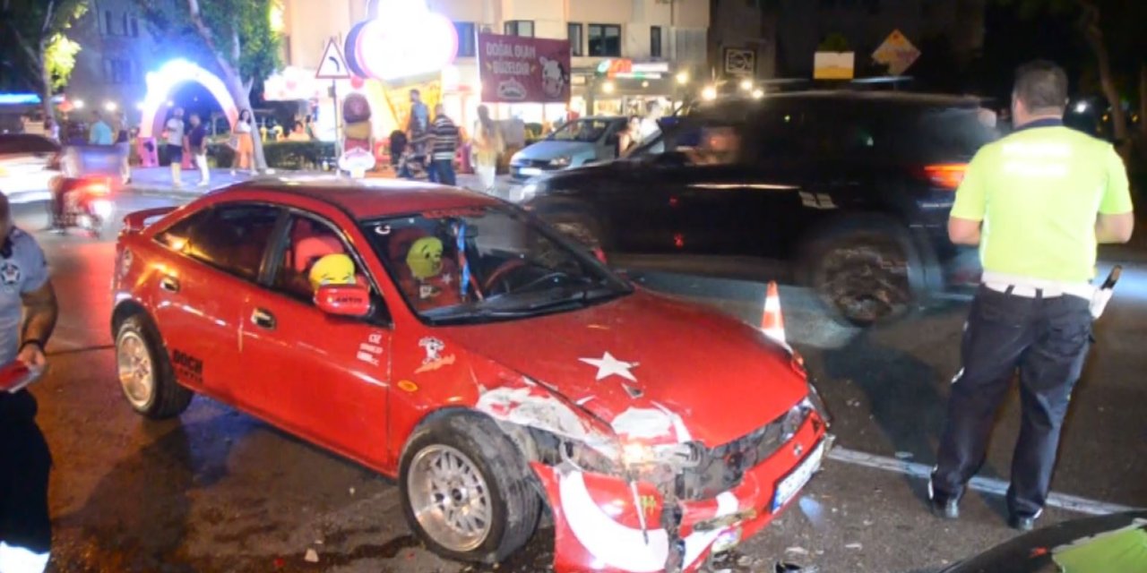 Refüjü Aşıp Karşı Şeride Daldı, İki Araca Çarparak Durabildi