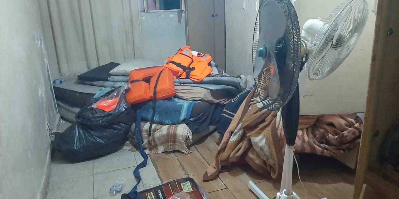 Göçmen Kaçakçısı Gizlendiği Evde Yakalandı