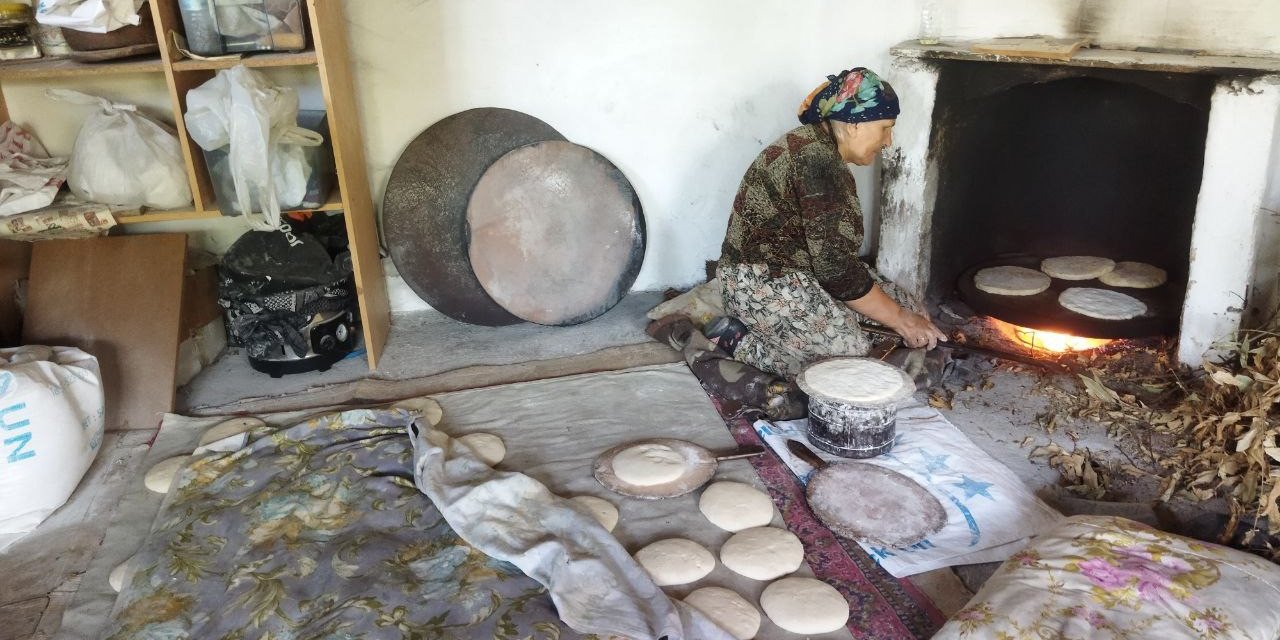 Odun Ateşinde Bazlama Pişirenler Marketten Ekmek Almıyor