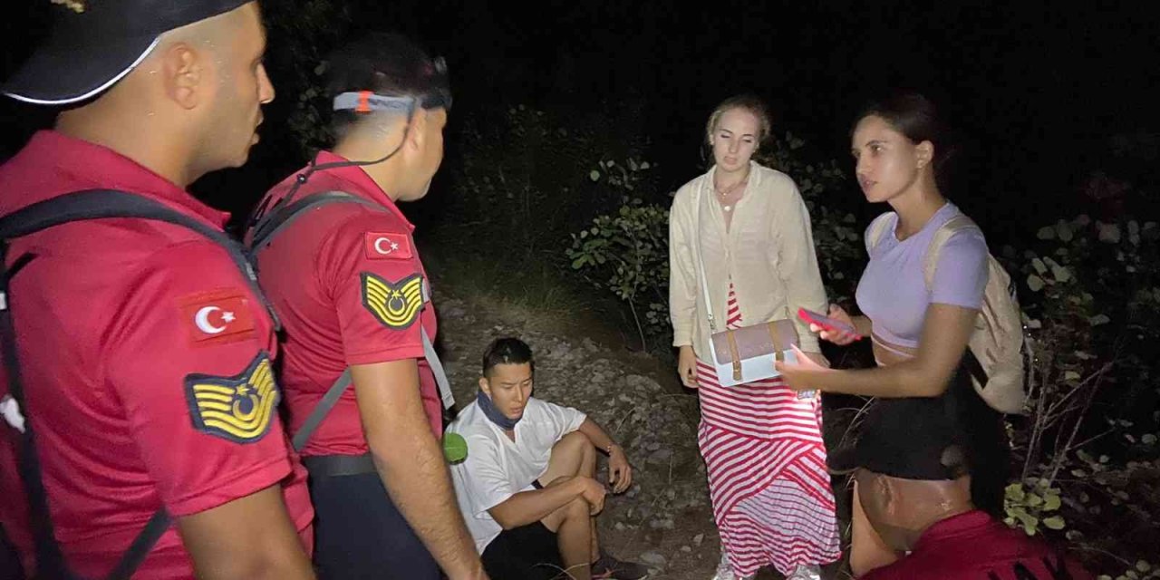 Yolunu Kaybedip Dağda Mahsur Kalan 3 Turist  Jandarma Tarafından Kurtarıldı