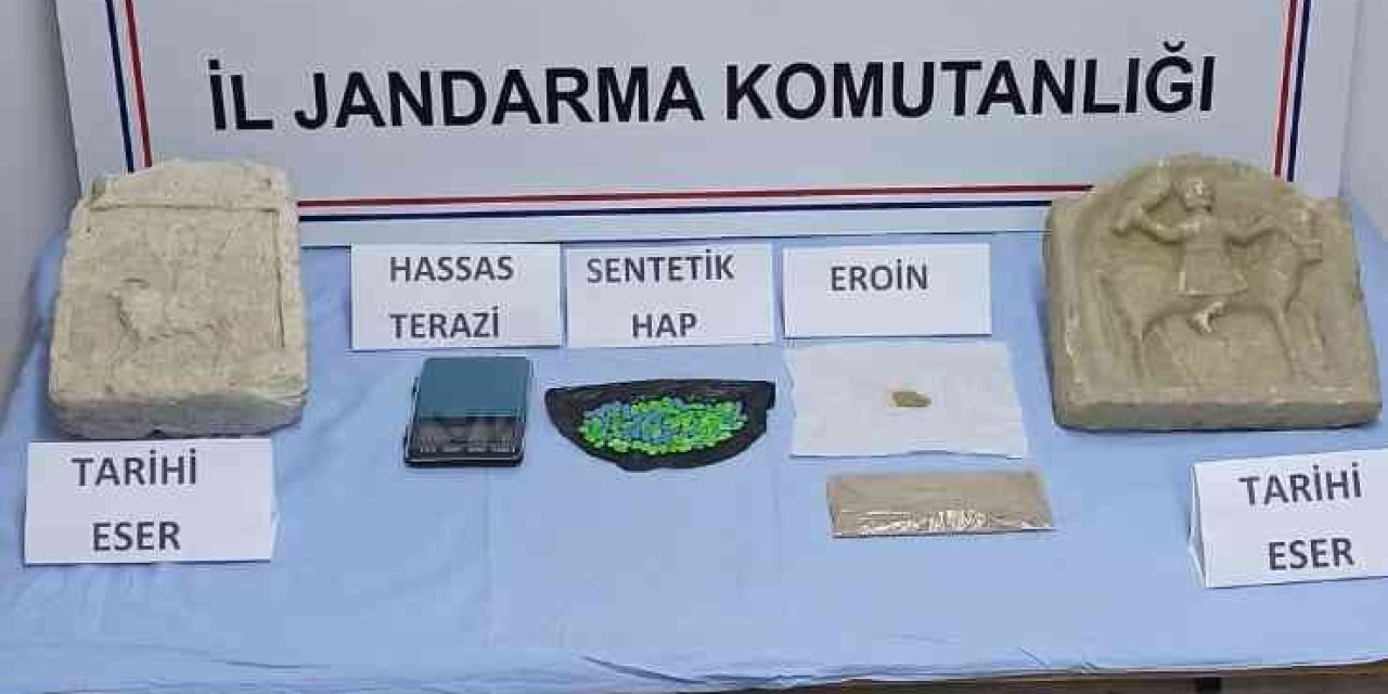 Yaşlı Kadın Evinde Uyuşturucu Ve Tarihi Eserle Yakalandı