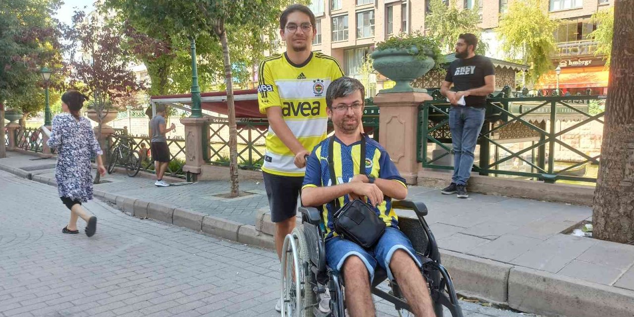 Tekerlekli Sandalye İle Fenerbahçe İçin 350 Kilometre Uzaktan Geldi