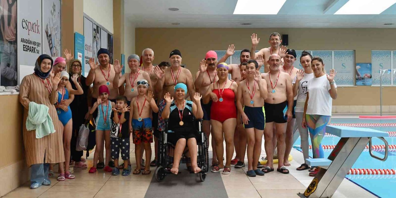 Özel Bireyler Yaz Mevsimini Yüzerek Geçirdi