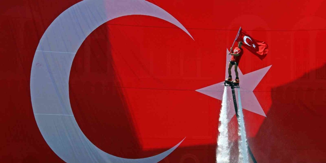 Antalya’da Turistleri Hayran Bırakan ’türk Bayraklı’ 30 Ağustos Gösterisi