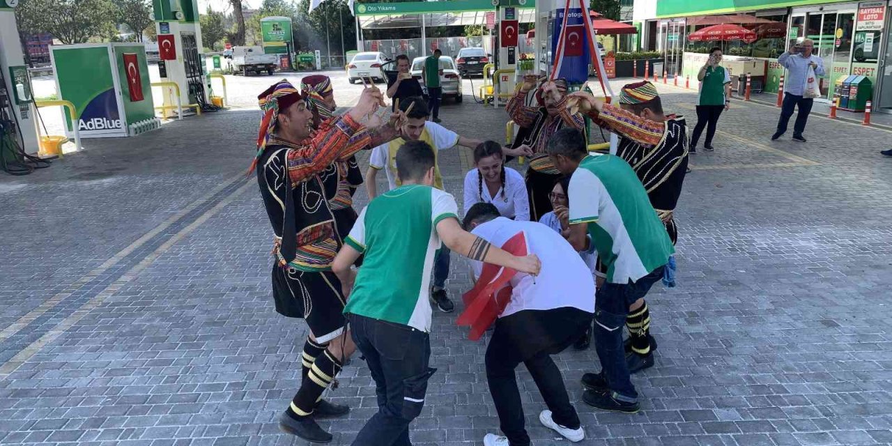 Akaryakıt İstasyonunda Müşterilere Coşkulu 30 Ağustos Karşılaması