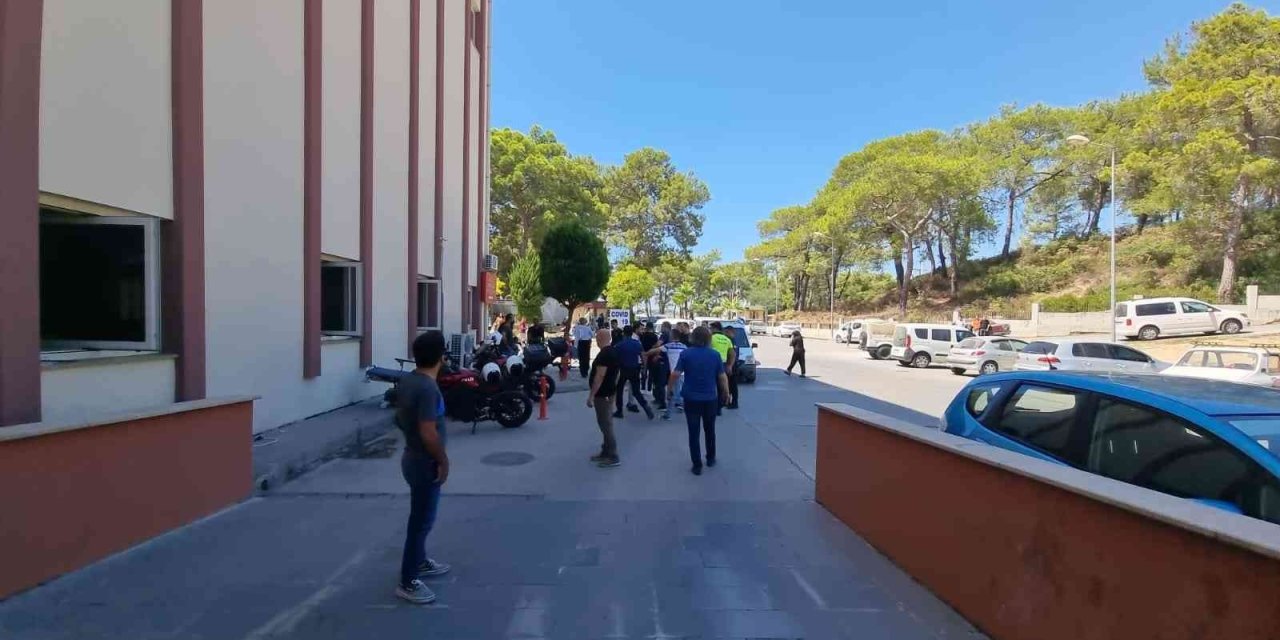 Kazada Darp Edildiler, Tedavi İçin Gittikleri Hastanede Bıçaklandılar
