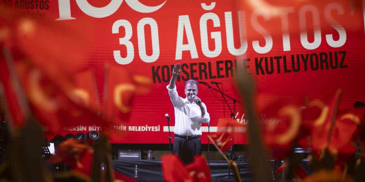 Başkan Seçer, Gençlerle Birlikte ’10. Yıl Marşı’nı Söyledi