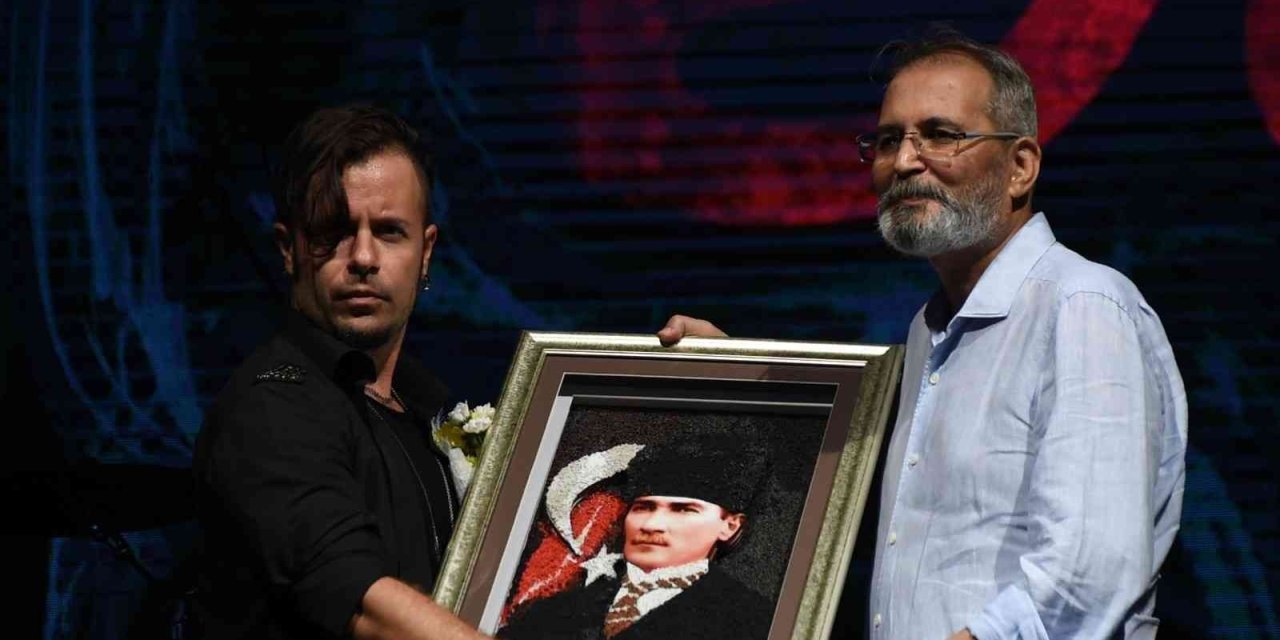 Tarsus’ta Zafer Coşkusu Emre Aydın Konseriyle Yaşandı