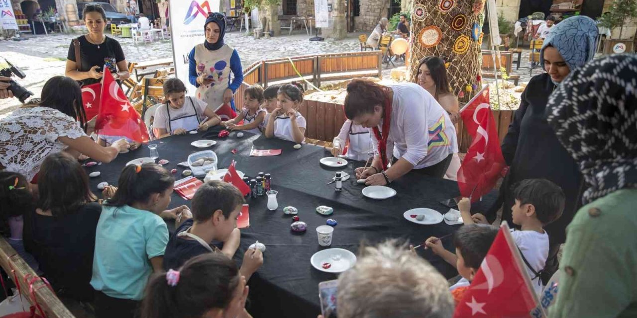 Zafer Bayramını Taş Boyayarak Kutladılar