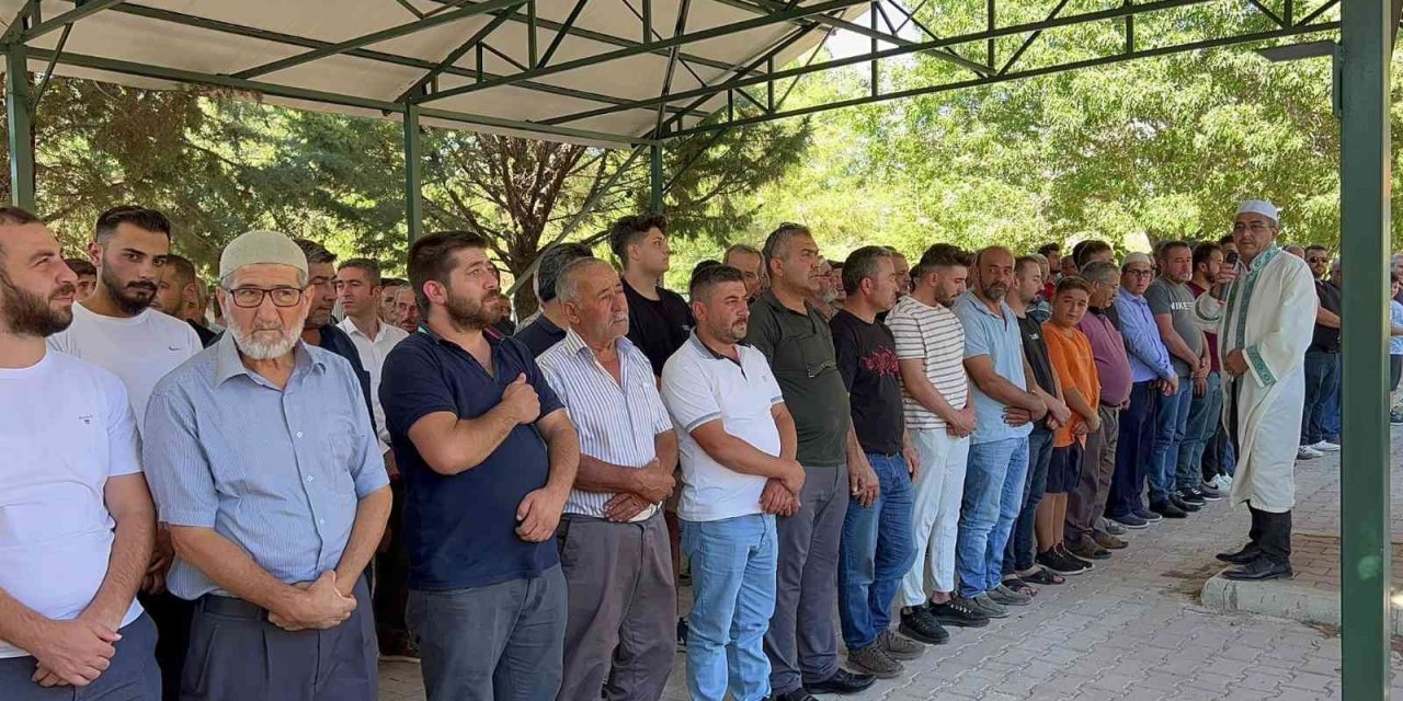 Kazada Can Veren Üniversiteli Kızın Tabutu Üzerine Kırmızı Duvak Örtüldü