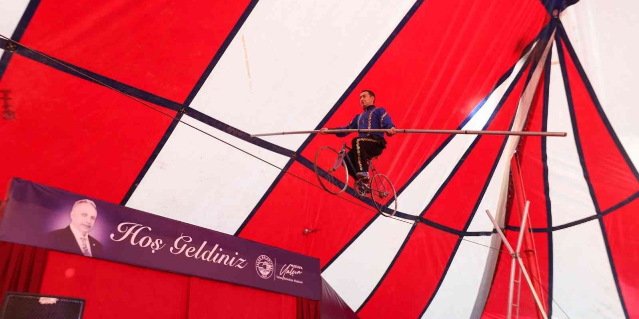 Akrobasi Sirki Yaz Akşamlarına Renk Katıyor