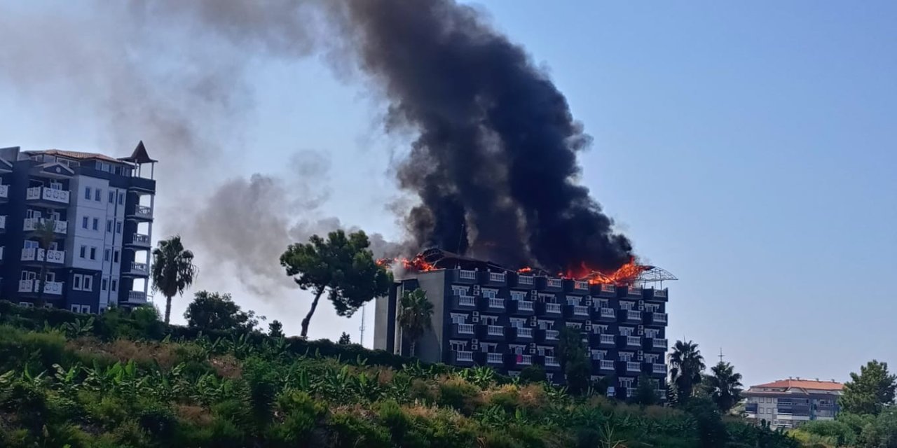 Alanya’da Korkutan Otel Yangını Söndürüldü
