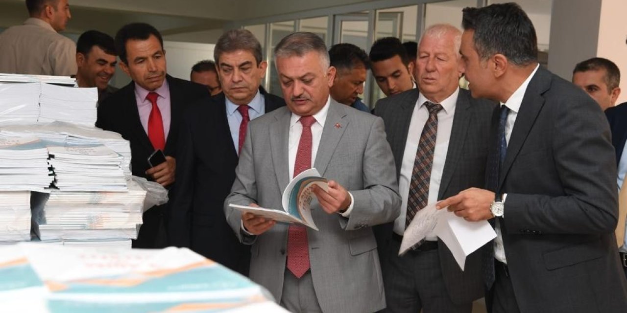 Vali Yazıcı, Kitap Deposunda İncelemelerde Bulundu