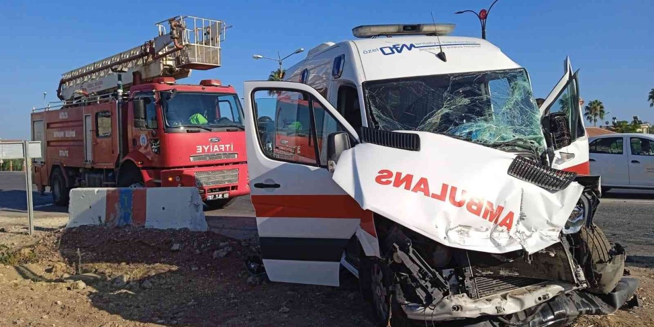 Antalya’da Ambulans İle Midibüs Çarpıştı: 2 Yaralı