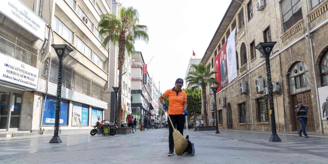 Hayallerinin Peşinden Koştu, Temizlik İşçisiyken Solist Oldu