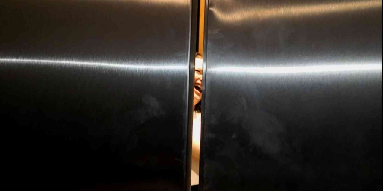 Asansörde Kaldılar, Önce Kahkaha Atıp Sonra Küfür Yağdırdılar