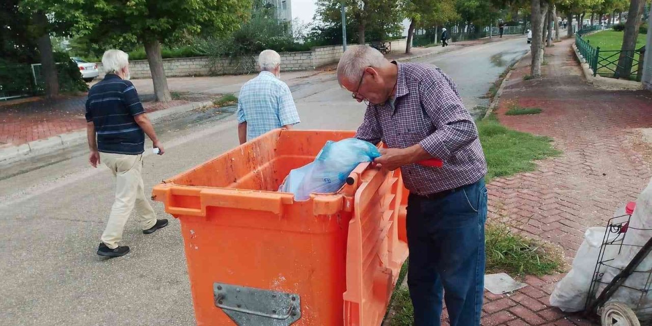 75’lik Delikanlı Günde 10 Kilometre Yürüyerek Atık Topluyor