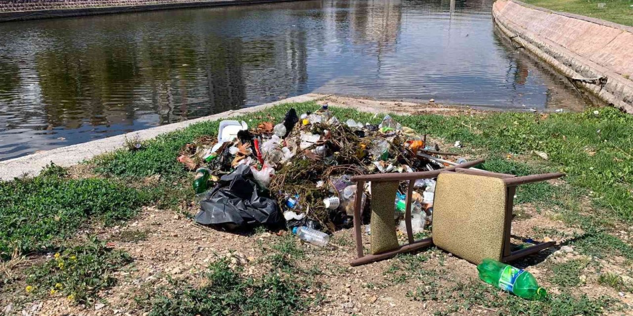 Porsuk Çayı Kenarında Eskişehir’e Yakışmayan Çöp Görüntüsü