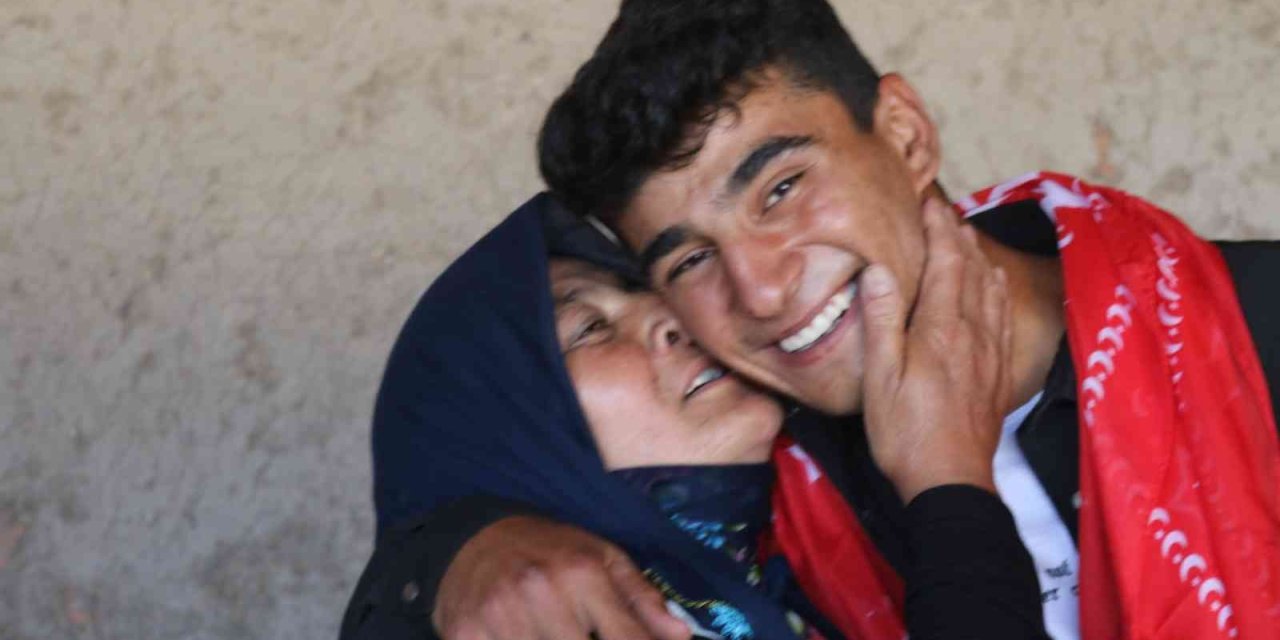 Evlatlarını Dualarla, Gururla Askere Uğurladılar