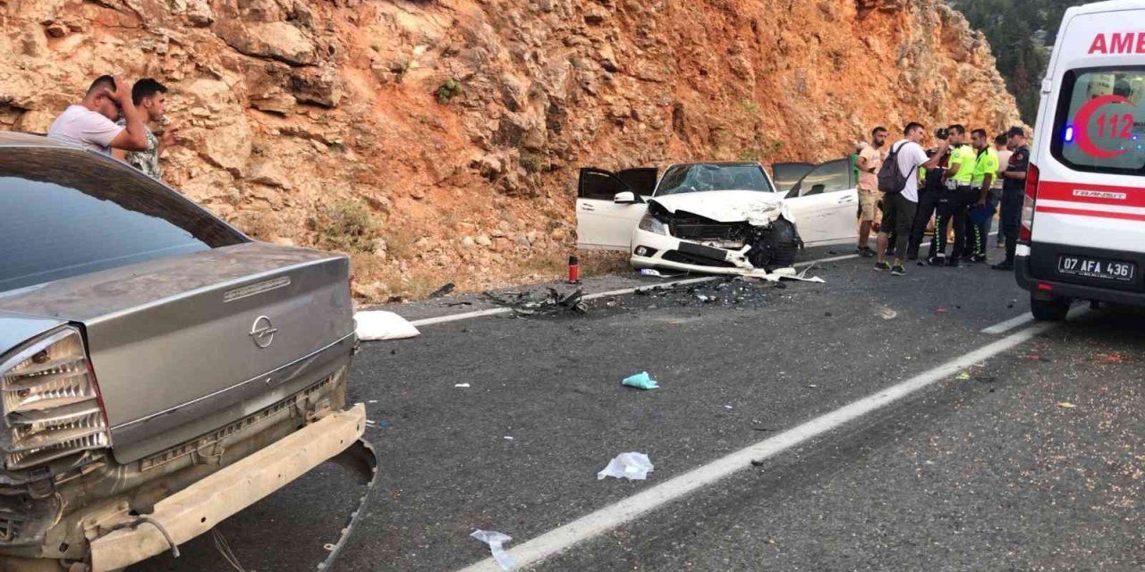 Antalya’da Zincirleme Trafik Kazası: 4 Yaralı