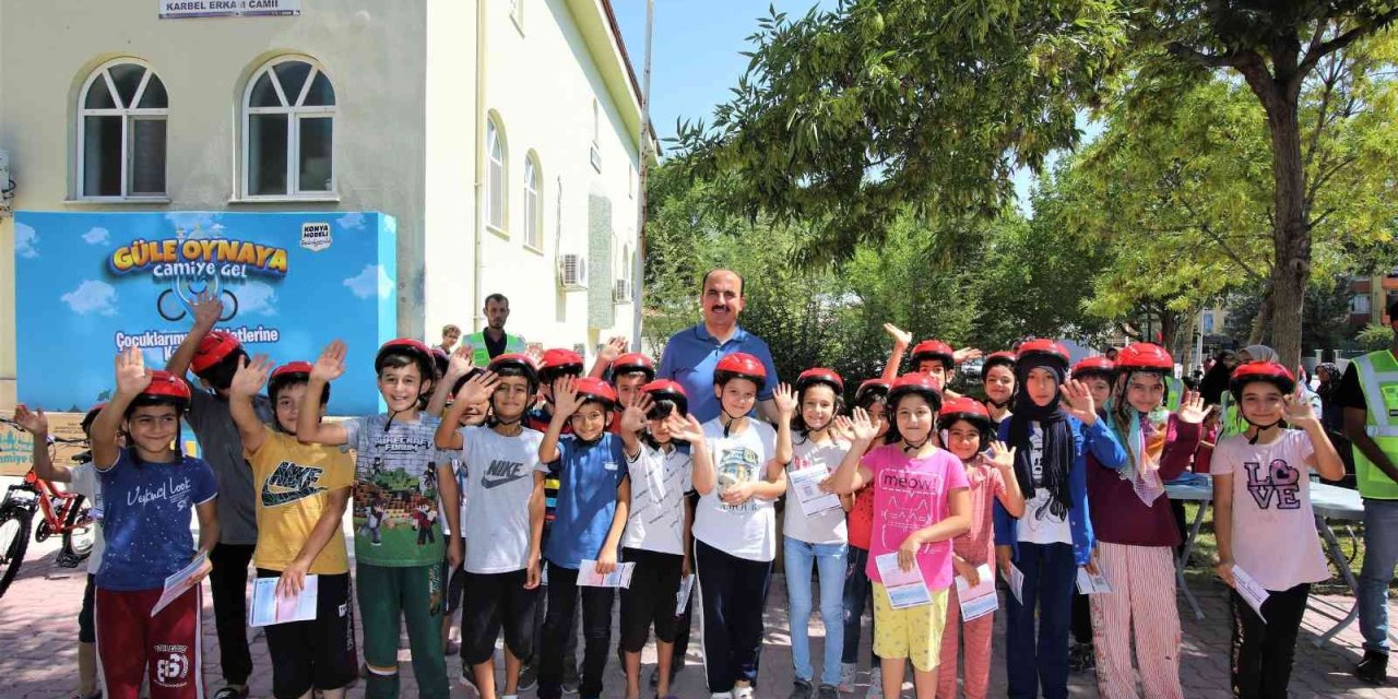 Başkan Altay 40 Gün Sabah Namazına Camiye Giden Çocuklara Bisikletlerini Hediye Etti
