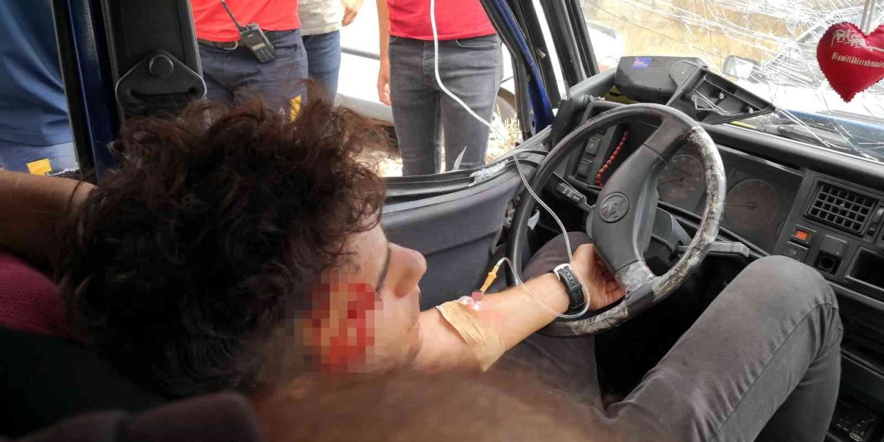 Aday Sürücü Park Halindeki 3 Araca Çarptı: 1 Ağır Yaralı