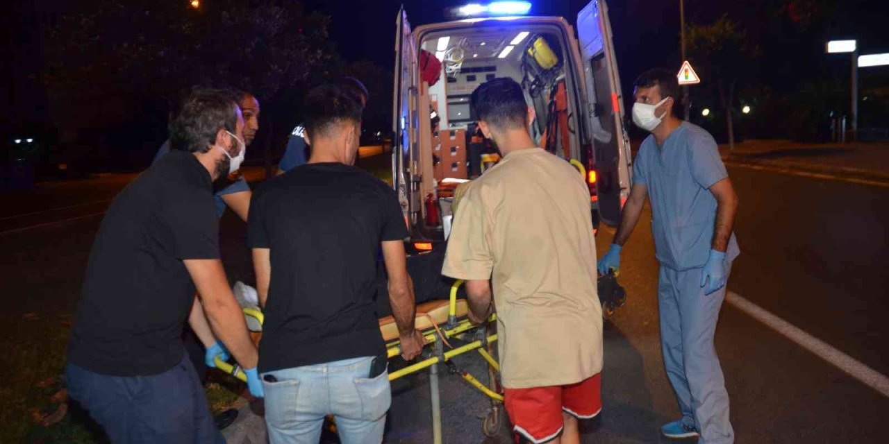 Antalya’da Motosiklet Orta Refüje Çarptı: 1 İ Ağır 2 Yaralı