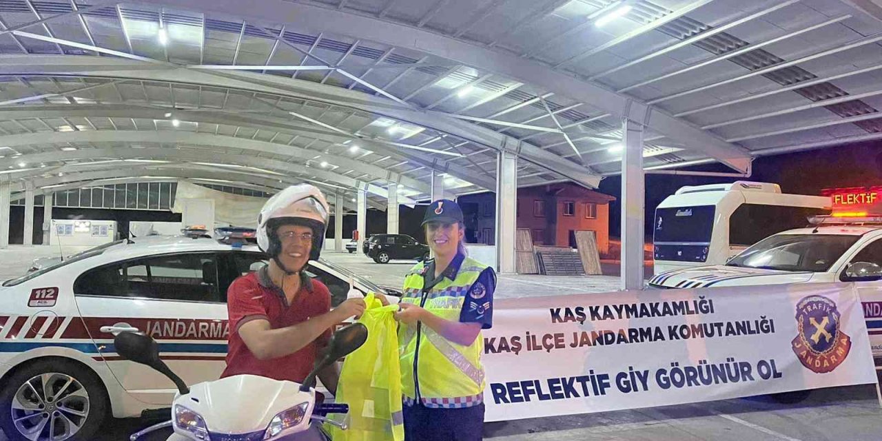 Jandarmadan 50 Sürücüye Reflektif Yelek