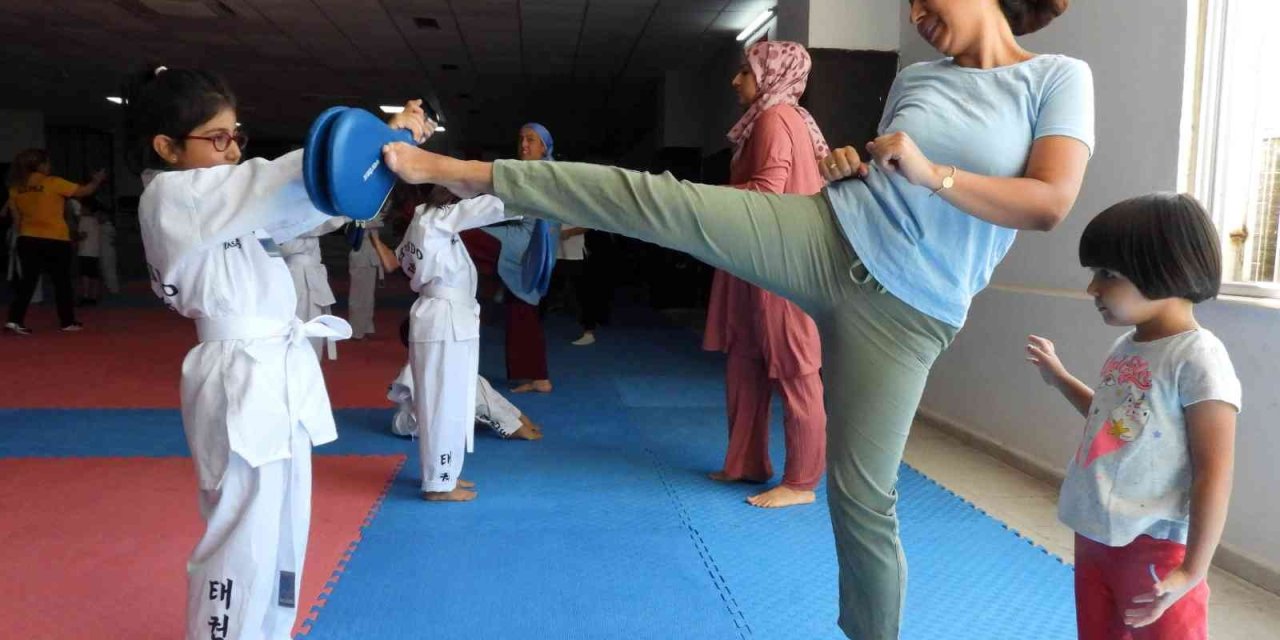Anneler Çocuklarıyla Tekvando Yaptı