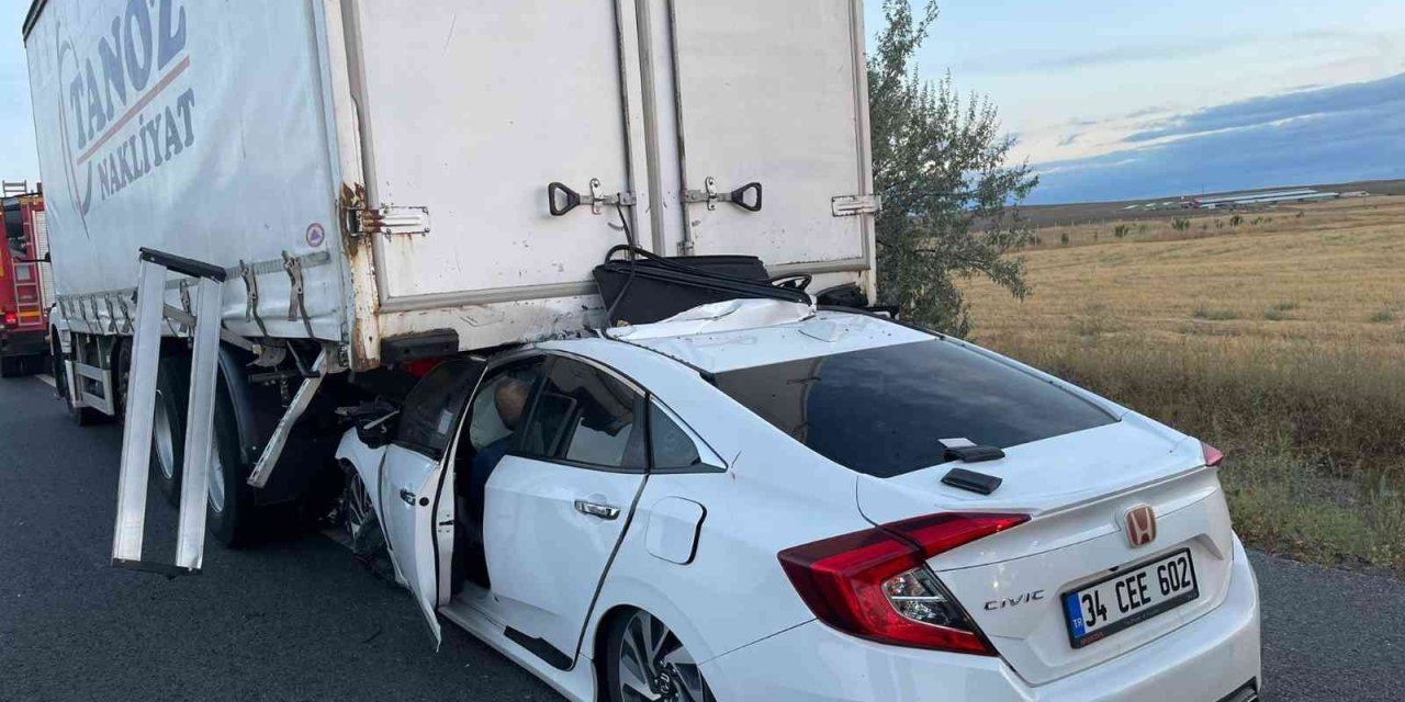 Konya’da Otomobil Kamyona Arkadan Çarptı: 1 Ölü, 3 Yaralı