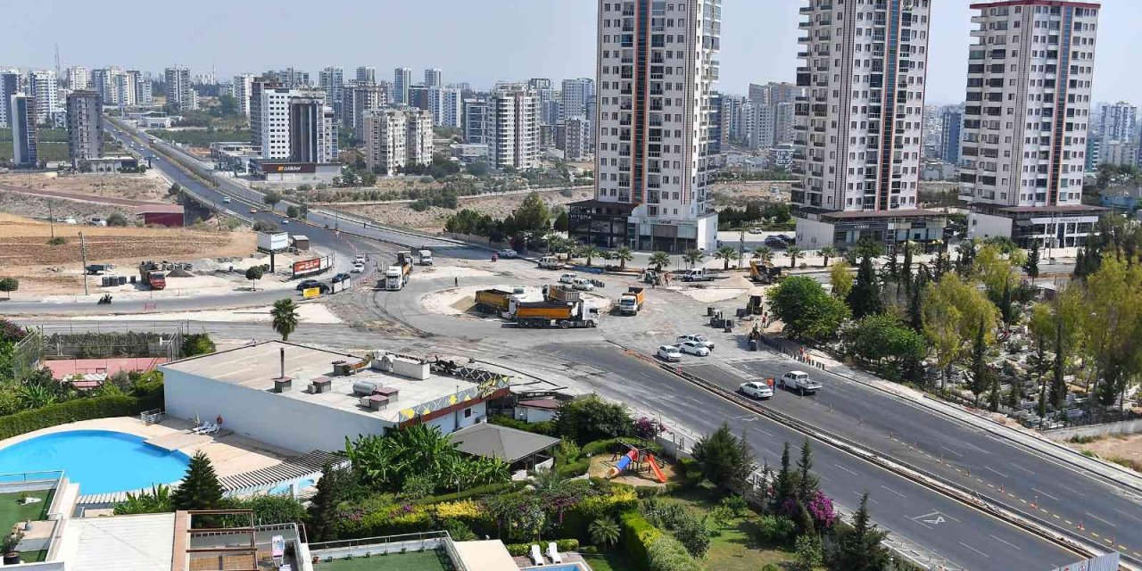 Mersin’de 36. Cadde İle 13. Cadde Kesişimi Trafiğe Kapatıldı