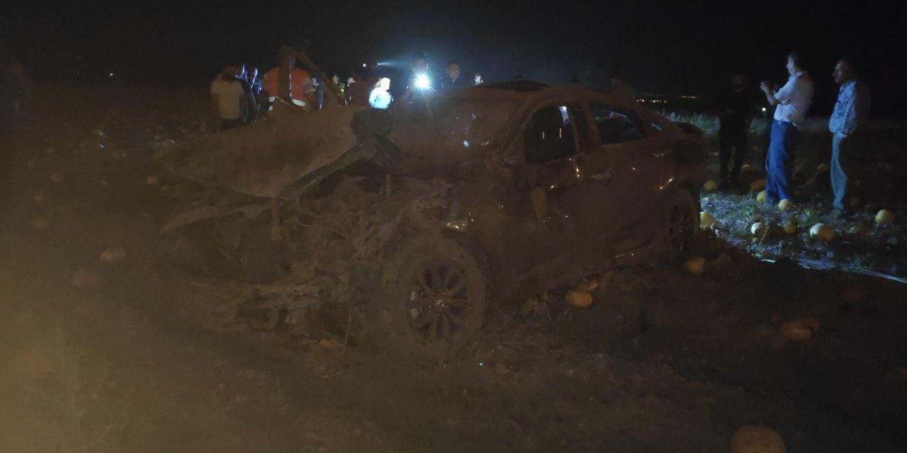 Işıkta Bekleyen Minibüse Çarpan Araç Tarlaya Uçtu: 2 Yaralı