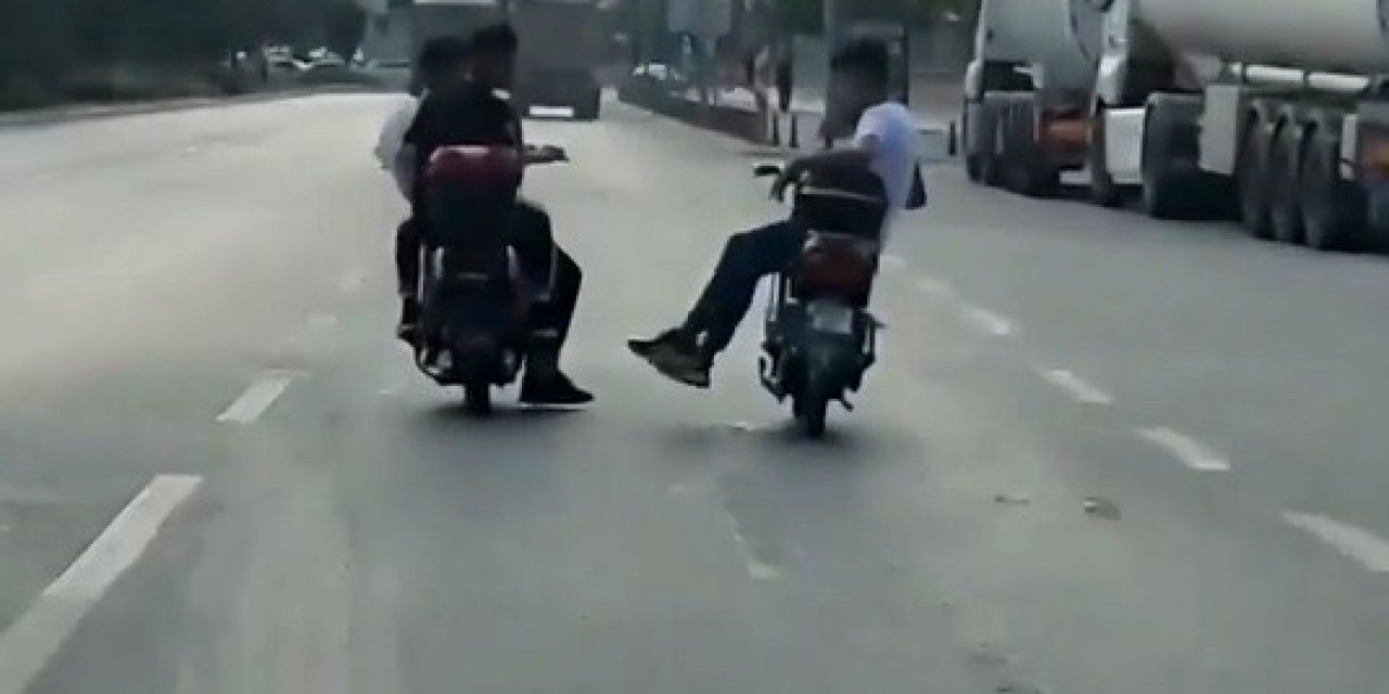 Elektrikli Motosiklete Yan Oturan Sürücünün Tehlikeli Yolculuğu