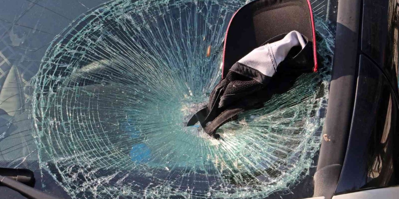 Bisikletli Yaşlı Adamdan Geriye Topladığı İçecek Kutuları Ve Araç Camına Sıkışmış Şapkası Kaldı