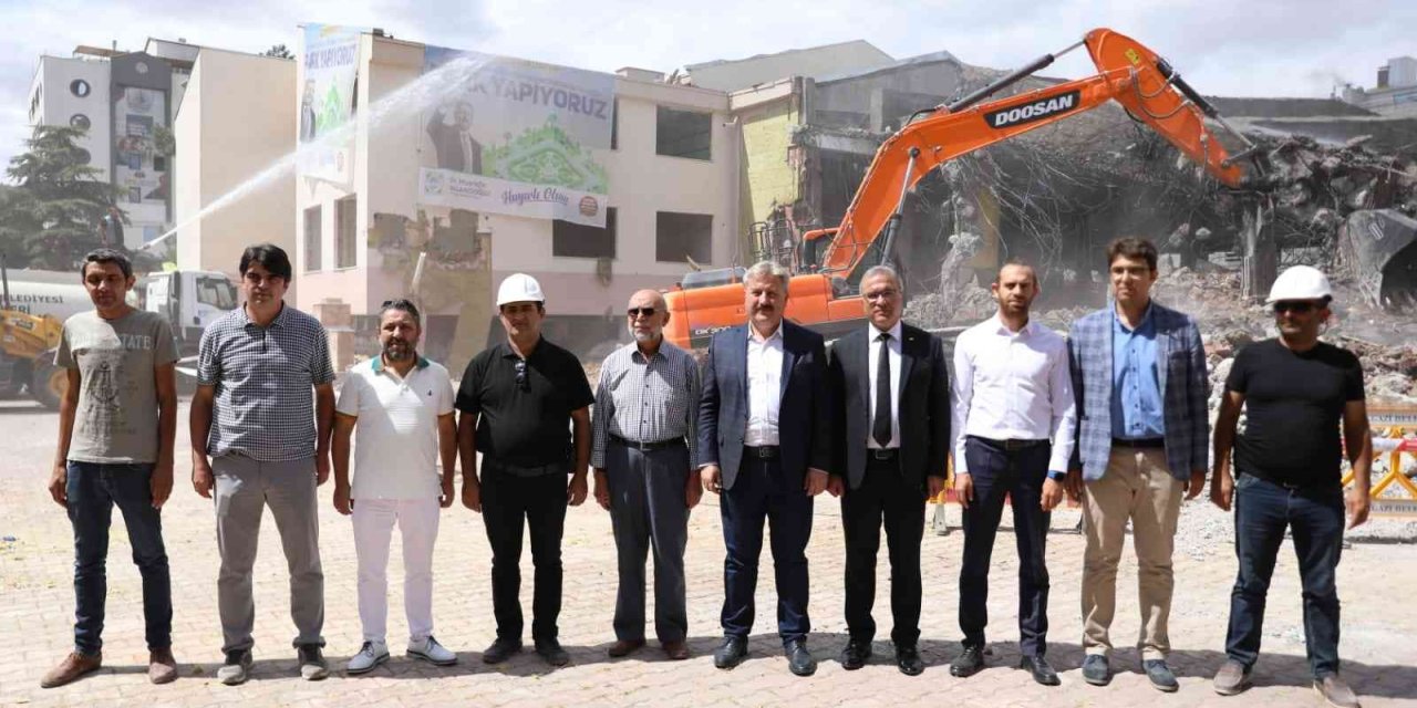 60 Yıllık Dedeman Ortaokulu Yıkıldı