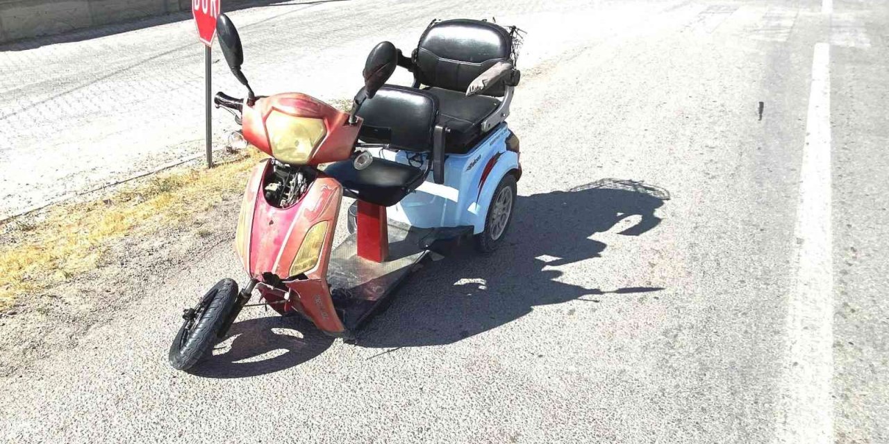 Otomobille Çarpışan Elektrikli Bisikletin Sürücüsü Yaralandı