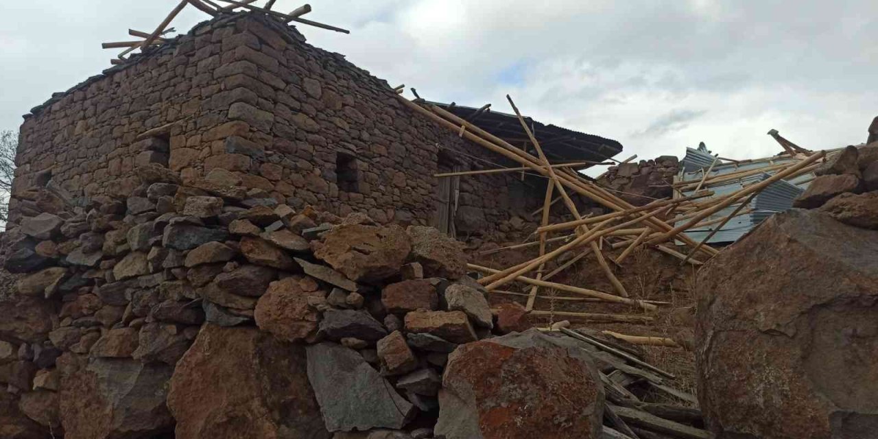 Konya’da Şiddetli Rüzgar Çatıları Uçurdu