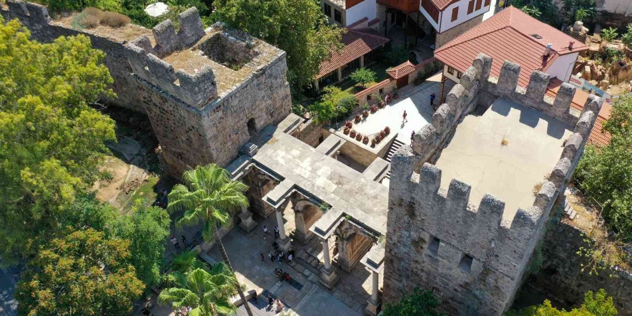 Tarihi Kaleiçi Surları Temizleniyor