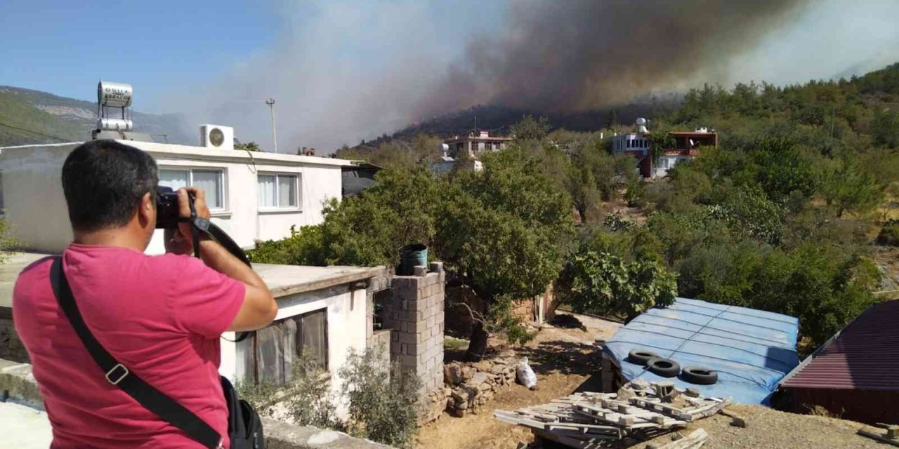 Mersin’deki Orman Yangını Sürüyor: 30 Ev Tedbiren Boşaltıldı