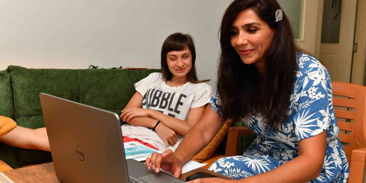 Görme Engelli Genç Kıza Eğitim Yardımı Desteği