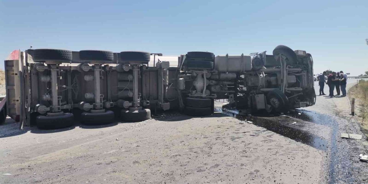 Hafriyat Yüklü Tır Devrildi, Sürücü Yaralandı