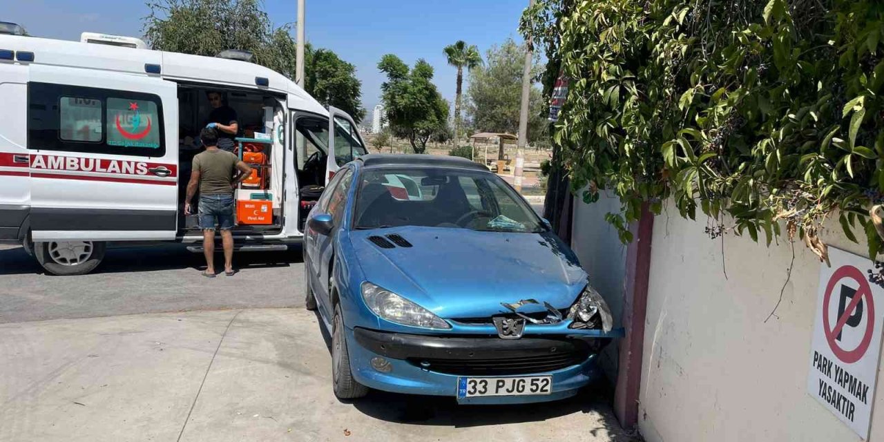 Otomobil Okul Duvarına Çarptı: 3 Yaralı