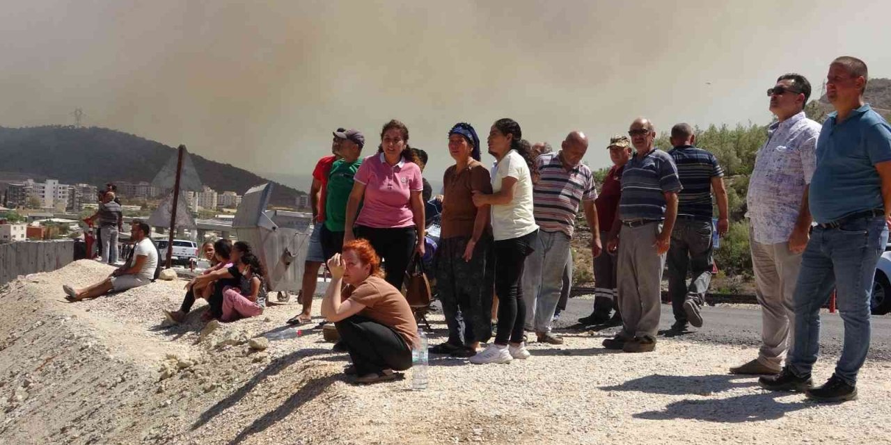 Köylüler Yangını Endişeli Gözlerle İzledi